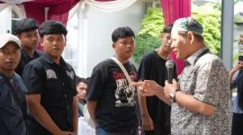 Seorang anggota DPRD Kota Bekasi memberikan arahan dan berdialog langsung dengan sejumlah pemuda saat kegiatan peresmian sekretariat RW 21 di Kelurahan Harapan Jaya, Kecamatan Bekasi Utara, Sabtu (28/2/2026). Dialog tersebut menjadi bagian dari upaya memperkuat peran generasi muda dalam kegiatan lingkungan dan pembangunan wila
