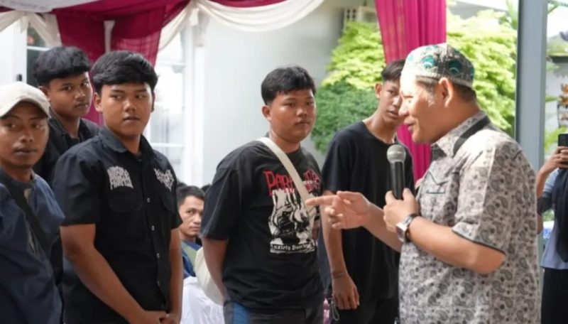 Seorang anggota DPRD Kota Bekasi memberikan arahan dan berdialog langsung dengan sejumlah pemuda saat kegiatan peresmian sekretariat RW 21 di Kelurahan Harapan Jaya, Kecamatan Bekasi Utara, Sabtu (28/2/2026). Dialog tersebut menjadi bagian dari upaya memperkuat peran generasi muda dalam kegiatan lingkungan dan pembangunan wila