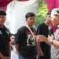 Seorang anggota DPRD Kota Bekasi memberikan arahan dan berdialog langsung dengan sejumlah pemuda saat kegiatan peresmian sekretariat RW 21 di Kelurahan Harapan Jaya, Kecamatan Bekasi Utara, Sabtu (28/2/2026). Dialog tersebut menjadi bagian dari upaya memperkuat peran generasi muda dalam kegiatan lingkungan dan pembangunan wila
