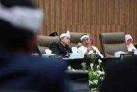 Wali Kota Bekasi Tri Adhianto berbincang dengan Gubernur Jawa Barat Dedi Mulyadi saat menghadiri Sidang Istimewa DPRD dalam rangka peringatan Hari Jadi ke-29 Kota Bekasi di Gedung DPRD Kota Bekasi, Selasa (10/3/2026). Dalam kesempatan tersebut dibahas rencana revitalisasi Lapangan Pondok Gede untuk menambah fasilitas olahraga bagi masyarakat.