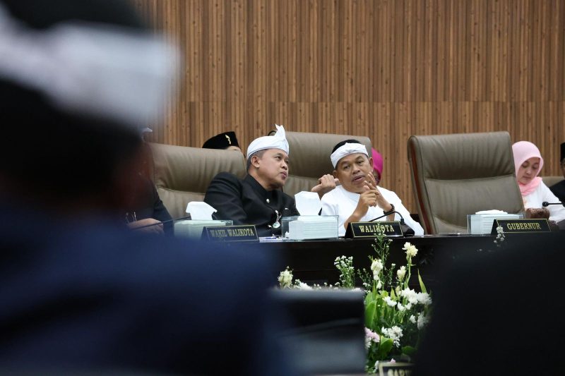 Wali Kota Bekasi Tri Adhianto berbincang dengan Gubernur Jawa Barat Dedi Mulyadi saat menghadiri Sidang Istimewa DPRD dalam rangka peringatan Hari Jadi ke-29 Kota Bekasi di Gedung DPRD Kota Bekasi, Selasa (10/3/2026). Dalam kesempatan tersebut dibahas rencana revitalisasi Lapangan Pondok Gede untuk menambah fasilitas olahraga bagi masyarakat.