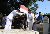 Wali Kota Bekasi Tri Adhianto bersama Wakil Wali Kota Abdul Harris Bobihoe melakukan prosesi penyematan helm pahlawan di makam tokoh pejuang Kota Bekasi M. Hasibuan sebagai bentuk penghormatan terhadap jasa para pahlawan daerah, Selasa (10/3/2026).