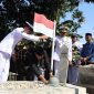 Wali Kota Bekasi Tri Adhianto bersama Wakil Wali Kota Abdul Harris Bobihoe melakukan prosesi penyematan helm pahlawan di makam tokoh pejuang Kota Bekasi M. Hasibuan sebagai bentuk penghormatan terhadap jasa para pahlawan daerah, Selasa (10/3/2026).