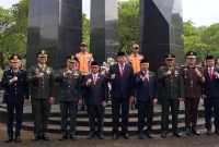 Ketua DPRD Kota Bekasi Sardi Effendi bersama Wali Kota Bekasi Tri Adhianto, Wakil Wali Kota Bekasi Abdul Harris Bobihoe serta jajaran Forum Komunikasi Pimpinan Daerah (Forkopimda) berfoto bersama usai mengikuti prosesi ziarah dan tabur bunga di Taman Makam Pahlawan dalam rangka memperingati Hari Jadi Kota Bekasi ke-29.