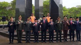 Ketua DPRD Kota Bekasi Sardi Effendi bersama Wali Kota Bekasi Tri Adhianto, Wakil Wali Kota Bekasi Abdul Harris Bobihoe serta jajaran Forum Komunikasi Pimpinan Daerah (Forkopimda) berfoto bersama usai mengikuti prosesi ziarah dan tabur bunga di Taman Makam Pahlawan dalam rangka memperingati Hari Jadi Kota Bekasi ke-29.