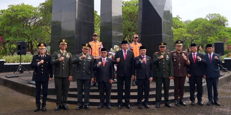 Ketua DPRD Kota Bekasi Sardi Effendi bersama Wali Kota Bekasi Tri Adhianto, Wakil Wali Kota Bekasi Abdul Harris Bobihoe serta jajaran Forum Komunikasi Pimpinan Daerah (Forkopimda) berfoto bersama usai mengikuti prosesi ziarah dan tabur bunga di Taman Makam Pahlawan dalam rangka memperingati Hari Jadi Kota Bekasi ke-29.
