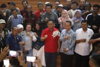 Kepala Dinas Komunikasi Informatika Persandian dan Statistik (Diskominfosantik) Kabupaten Bekasi, Yan Yan Akhmad Kurnia (tengah), berfoto bersama insan pers usai kegiatan buka puasa bersama Pemerintah Kabupaten Bekasi dengan media di Gedung Graha Pariwisata, Cikarang Timur, Kabupaten Bekasi, Kamis (12/3/2026). Kegiatan ini menjadi momentum mempererat sinergi antara pemerintah daerah dan media dalam menyampaikan informasi pembangunan kepada masyarakat.