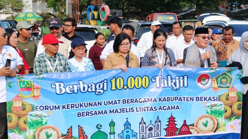 Ketua FKUB Kabupaten Bekasi Mubarok Nuri bersama pengurus dan relawan membagikan takjil kepada pengendara di kawasan Stadion Wibawamukti sebagai bentuk kepedulian dan mempererat kerukunan antarumat beragama di bulan Ramadan.