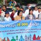 Ketua FKUB Kabupaten Bekasi Mubarok Nuri bersama pengurus dan relawan membagikan takjil kepada pengendara di kawasan Stadion Wibawamukti sebagai bentuk kepedulian dan mempererat kerukunan antarumat beragama di bulan Ramadan.