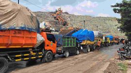 Antrean truk pengangkut sampah terlihat di Tempat Pembuangan Akhir (TPA) Burangkeng, Kabupaten Bekasi, saat terjadi lonjakan volume sampah pada periode Lebaran 2026. DLH setempat mengantisipasi kepadatan dengan membuka dua zona pembuangan guna memperlancar arus kendaraan.