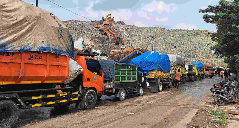 Antrean truk pengangkut sampah terlihat di Tempat Pembuangan Akhir (TPA) Burangkeng, Kabupaten Bekasi, saat terjadi lonjakan volume sampah pada periode Lebaran 2026. DLH setempat mengantisipasi kepadatan dengan membuka dua zona pembuangan guna memperlancar arus kendaraan.