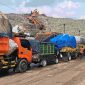 Antrean truk pengangkut sampah terlihat di Tempat Pembuangan Akhir (TPA) Burangkeng, Kabupaten Bekasi, saat terjadi lonjakan volume sampah pada periode Lebaran 2026. DLH setempat mengantisipasi kepadatan dengan membuka dua zona pembuangan guna memperlancar arus kendaraan.