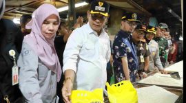 Plt Bupati Bekasi Asep Surya Atmaja bersama Forkopimda meninjau harga dan ketersediaan bahan pokok di Pasar Tambun, Tambun Selatan, Kamis (5/3/2026).
