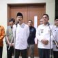 Plt Bupati Bekasi Asep Surya Atmaja bersama Menteri Sosial RI Saifullah Yusuf memberikan keterangan kepada awak media usai kegiatan sosialisasi pemutakhiran Data Tunggal Sosial dan Ekonomi Nasional (DTSEN) di Gedung Swatantra Wibawa Mukti, Kompleks Pemkab Bekasi, Cikarang Pusat, Rabu (4/3/2026).