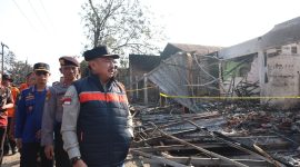 Wakil Wali Kota Bekasi, Abdul Harris Bobihoe, meninjau lokasi kebakaran SPBE Cimuning di Mustika Jaya, Kamis (2/4/2026), sekaligus memastikan penanganan korban berjalan maksimal.