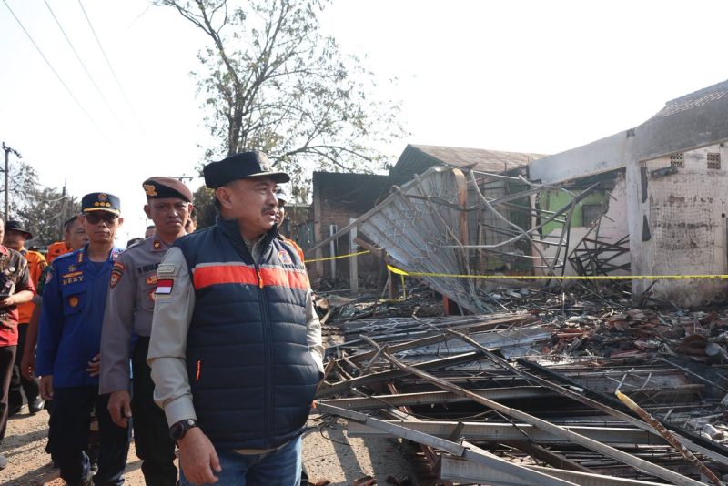 Wakil Wali Kota Bekasi, Abdul Harris Bobihoe, meninjau lokasi kebakaran SPBE Cimuning di Mustika Jaya, Kamis (2/4/2026), sekaligus memastikan penanganan korban berjalan maksimal.