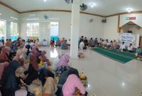 Suasana Halal Bihalal
Warga RW 016 Blok Diamond PNI Cibitung memadati Masjid Baitul Makmur saat mengikuti rangkaian acara halal bihalal dengan penuh khidmat dan kebersamaan.