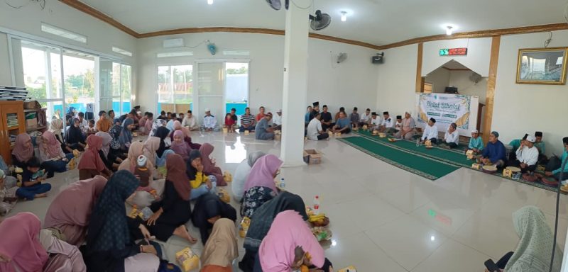 Suasana Halal Bihalal
Warga RW 016 Blok Diamond PNI Cibitung memadati Masjid Baitul Makmur saat mengikuti rangkaian acara halal bihalal dengan penuh khidmat dan kebersamaan.