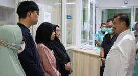 Wakil Wali Kota Bekasi, Abdul Harris Bobihoe, menjenguk dua korban ledakan Cimuning yang kini dirawat di ICU. Simak kondisi terbaru dan upaya penanganan medis di lokasi