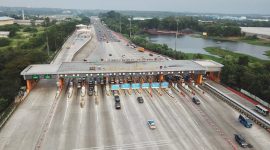 Kendaraan melintas di Tol Trans Jawa dekat GT Cikampek Utama saat libur panjang Paskah 2–4 April 2026. PT JTT mencatat lonjakan lalu lintas hingga 21% dibanding hari normal.