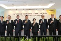 Jajaran direksi dan komisaris PT Adira Dinamika Multi Finance Tbk berfoto bersama usai pelaksanaan Rapat Umum Pemegang Saham Tahunan (RUPST) di Jakarta, Senin (6/4/2026).