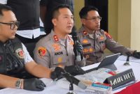 Kapolres Purwakarta AKBP I Dewa Putu Gede Anom Danujaya saat memberikan keterangan kepada awak media terkait kasus penganiayaan yang menewaskan seorang pria di Purwakarta, Senin (6/4/2026).