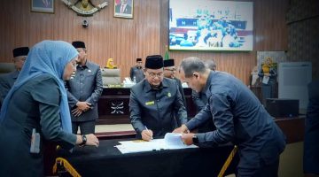 Ketua DPRD Kota Bekasi, Sardi Effendi, menandatangani dokumen hasil pembahasan Laporan Keterangan Pertanggungjawaban (LKPJ) Tahun Anggaran 2025 dalam rapat paripurna di gedung DPRD Kota Bekasi, Senin (20/4/2026). Rapat tersebut menjadi bagian dari evaluasi kinerja Pemerintah Kota Bekasi sepanjang tahun 2025.