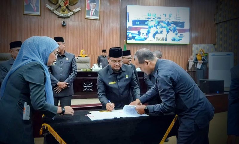 Ketua DPRD Kota Bekasi, Sardi Effendi, menandatangani dokumen hasil pembahasan Laporan Keterangan Pertanggungjawaban (LKPJ) Tahun Anggaran 2025 dalam rapat paripurna di gedung DPRD Kota Bekasi, Senin (20/4/2026). Rapat tersebut menjadi bagian dari evaluasi kinerja Pemerintah Kota Bekasi sepanjang tahun 2025.
