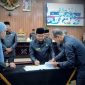 Ketua DPRD Kota Bekasi, Sardi Effendi, menandatangani dokumen hasil pembahasan Laporan Keterangan Pertanggungjawaban (LKPJ) Tahun Anggaran 2025 dalam rapat paripurna di gedung DPRD Kota Bekasi, Senin (20/4/2026). Rapat tersebut menjadi bagian dari evaluasi kinerja Pemerintah Kota Bekasi sepanjang tahun 2025.