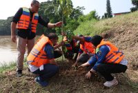 Wakil Wali Kota Bekasi bersama warga melakukan kegiatan bersih Kali Bekasi dan penanaman pohon di bantaran sungai