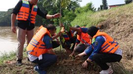 Wakil Wali Kota Bekasi bersama warga melakukan kegiatan bersih Kali Bekasi dan penanaman pohon di bantaran sungai