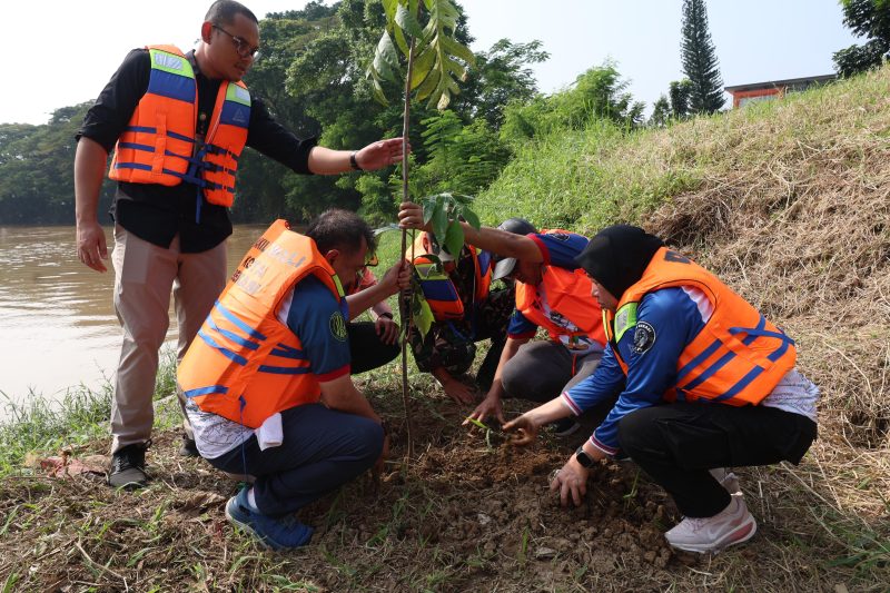 Wakil Wali Kota Bekasi bersama warga melakukan kegiatan bersih Kali Bekasi dan penanaman pohon di bantaran sungai