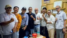 Sejumlah pengurus dan anggota Jaringan Media Siber Indonesia (JMSI) Bekasi Raya berfoto bersama usai pertemuan strategis dengan jajaran pengurus pusat di Jakarta, Rabu (22/4/2026). Pertemuan tersebut membahas penguatan program kerja 2026, termasuk inisiatif “JMSI untuk Desa Maju” dan “JMSI Goes to School” guna mendorong potensi daerah dan literasi digital pelajar