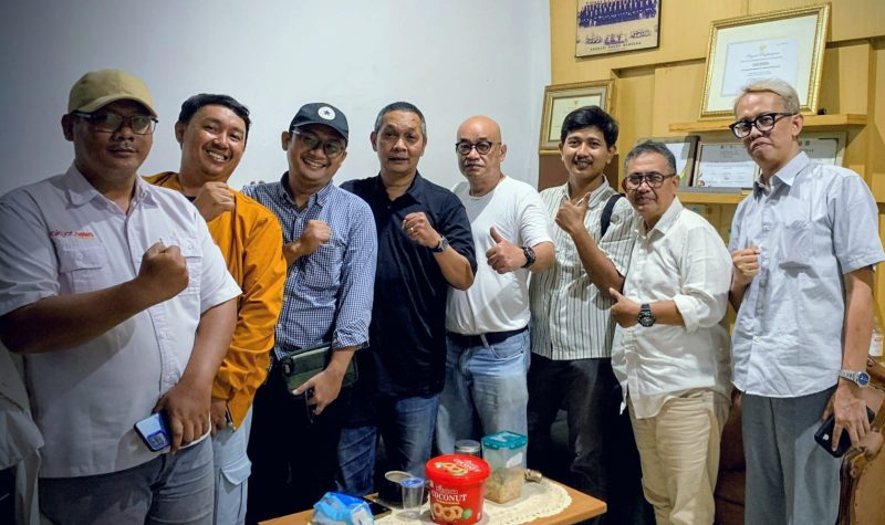 Sejumlah pengurus dan anggota Jaringan Media Siber Indonesia (JMSI) Bekasi Raya berfoto bersama usai pertemuan strategis dengan jajaran pengurus pusat di Jakarta, Rabu (22/4/2026). Pertemuan tersebut membahas penguatan program kerja 2026, termasuk inisiatif “JMSI untuk Desa Maju” dan “JMSI Goes to School” guna mendorong potensi daerah dan literasi digital pelajar