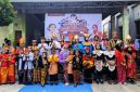 Siswa-siswi SDN 01 Muktiwari berpose bersama usai mengikuti karnaval budaya dan fashion show dalam rangka memperingati Hari Kartini, 21 April 2026.
