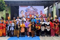 Siswa-siswi SDN 01 Muktiwari berpose bersama usai mengikuti karnaval budaya dan fashion show dalam rangka memperingati Hari Kartini, 21 April 2026.