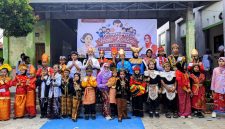 Siswa-siswi SDN 01 Muktiwari berpose bersama usai mengikuti karnaval budaya dan fashion show dalam rangka memperingati Hari Kartini, 21 April 2026.