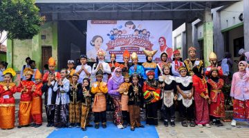Siswa-siswi SDN 01 Muktiwari berpose bersama usai mengikuti karnaval budaya dan fashion show dalam rangka memperingati Hari Kartini, 21 April 2026.