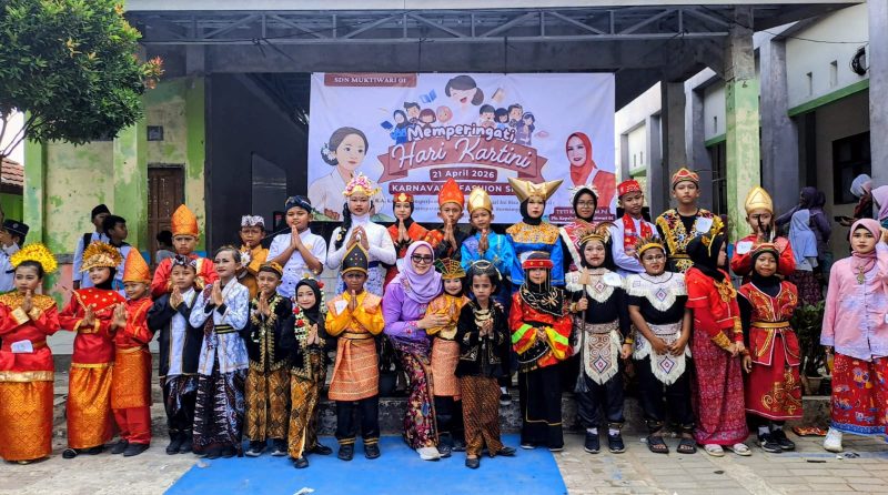Siswa-siswi SDN 01 Muktiwari berpose bersama usai mengikuti karnaval budaya dan fashion show dalam rangka memperingati Hari Kartini, 21 April 2026.