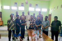 Panitia pemilihan BPD Desa Muktiwari bersama pemerintah desa, aparat, dan perwakilan masyarakat menunjukkan berita acara hasil musyawarah terkait revisi DPT, Sabtu (25/4/2026).