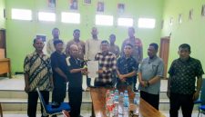 Panitia pemilihan BPD Desa Muktiwari bersama pemerintah desa, aparat, dan perwakilan masyarakat menunjukkan berita acara hasil musyawarah terkait revisi DPT, Sabtu (25/4/2026).