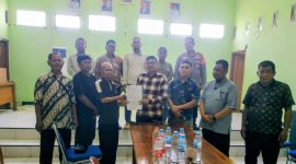 Panitia pemilihan BPD Desa Muktiwari bersama pemerintah desa, aparat, dan perwakilan masyarakat menunjukkan berita acara hasil musyawarah terkait revisi DPT, Sabtu (25/4/2026).