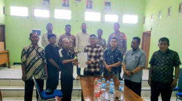 Panitia pemilihan BPD Desa Muktiwari bersama pemerintah desa, aparat, dan perwakilan masyarakat menunjukkan berita acara hasil musyawarah terkait revisi DPT, Sabtu (25/4/2026).
