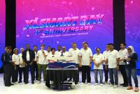 Jajaran manajemen dan karyawan XLSMART merayakan hari jadi pertama dalam acara “XL SMART Day 1st Anniversary” di Indonesia Convention Exhibition (ICE) BSD City, ditandai dengan pemotongan tumpeng sebagai simbol rasa syukur atas pencapaian satu tahun perjalanan perusahaan.
