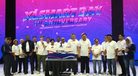 Jajaran manajemen dan karyawan XLSMART merayakan hari jadi pertama dalam acara “XL SMART Day 1st Anniversary” di Indonesia Convention Exhibition (ICE) BSD City, ditandai dengan pemotongan tumpeng sebagai simbol rasa syukur atas pencapaian satu tahun perjalanan perusahaan.