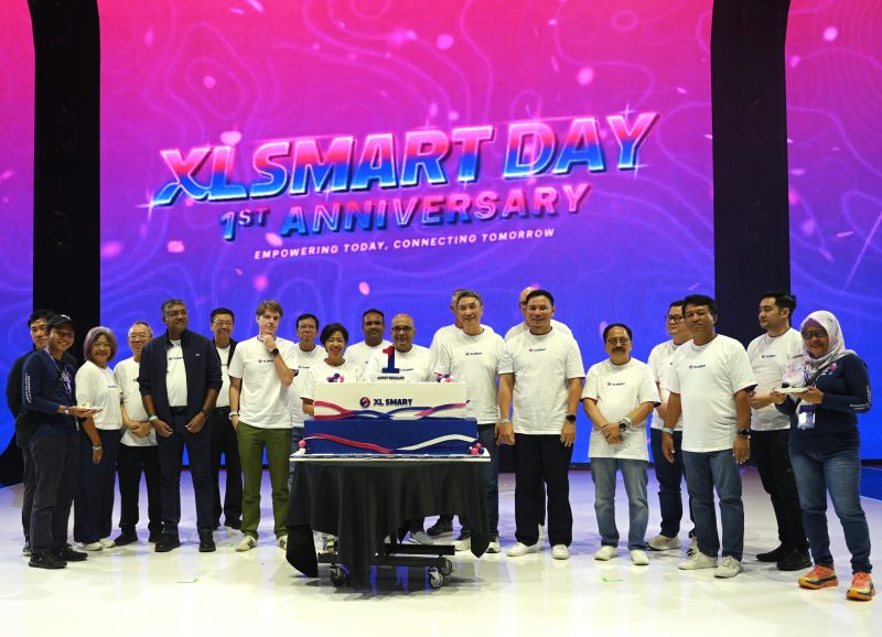 Jajaran manajemen dan karyawan XLSMART merayakan hari jadi pertama dalam acara “XL SMART Day 1st Anniversary” di Indonesia Convention Exhibition (ICE) BSD City, ditandai dengan pemotongan tumpeng sebagai simbol rasa syukur atas pencapaian satu tahun perjalanan perusahaan.