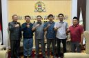 Ketua DPRD Kabupaten Bekasi, Ade Sukron, berfoto bersama jajaran Jaringan Media Siber Indonesia (JMSI) Bekasi Raya usai audiensi terkait program JMSI Goes to School dan JMSI untuk Desa Maju di Kantor DPRD Kabupaten Bekasi, Senin (27/4/2026).