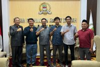Ketua DPRD Kabupaten Bekasi, Ade Sukron, berfoto bersama jajaran Jaringan Media Siber Indonesia (JMSI) Bekasi Raya usai audiensi terkait program JMSI Goes to School dan JMSI untuk Desa Maju di Kantor DPRD Kabupaten Bekasi, Senin (27/4/2026).
