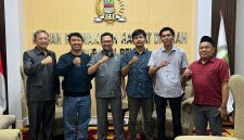 Ketua DPRD Kabupaten Bekasi, Ade Sukron, berfoto bersama jajaran Jaringan Media Siber Indonesia (JMSI) Bekasi Raya usai audiensi terkait program JMSI Goes to School dan JMSI untuk Desa Maju di Kantor DPRD Kabupaten Bekasi, Senin (27/4/2026).