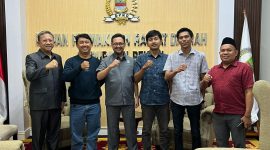 Ketua DPRD Kabupaten Bekasi, Ade Sukron, berfoto bersama jajaran Jaringan Media Siber Indonesia (JMSI) Bekasi Raya usai audiensi terkait program JMSI Goes to School dan JMSI untuk Desa Maju di Kantor DPRD Kabupaten Bekasi, Senin (27/4/2026).